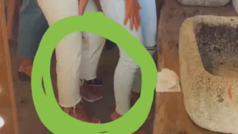 Tel&eacute;fono m&oacute;vil en el suelo antes de ser robado