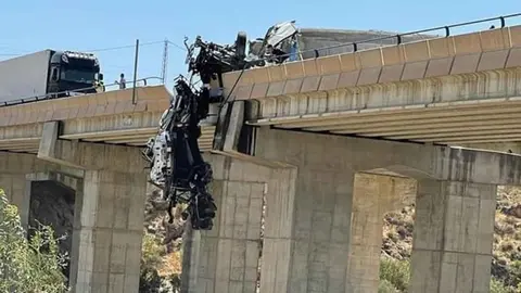 Cabina del cami&oacute;n colgando del puente