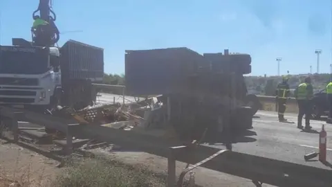 Cami&oacute;n volcado en la A-48 de Chiclana de la Frontera