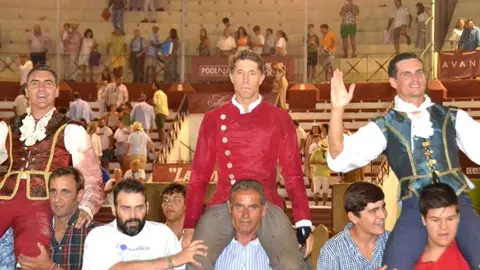 Los tres toreros a hombros | Foto: Marciano Bre&ntilde;a