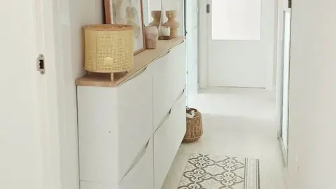 Las zapatillas tiradas en el suelo en la entrada de casa dicen adi&oacute;s con este mueble de Ikea