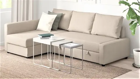 Una cama en el sal&oacute;n: el sof&aacute; que sigue arrasando este 2022 en Ikea tambi&eacute;n es chaise longue