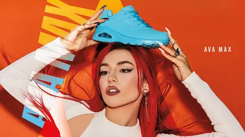 La cantante de pop Ava Max elige estas Skechers para su outfit casual y urbano: 11 colores