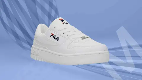 FILA resurge como marca de moda y en Sprinter arrasan con estas zapatillas en blanco