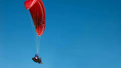 Una persona practicando parapente