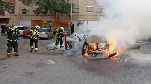 Coche en llamas en El Mopu