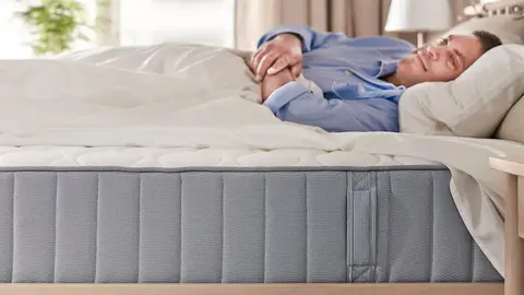 Este colch&oacute;n de 180 x 200 arrasa en Ikea por extra c&oacute;modo