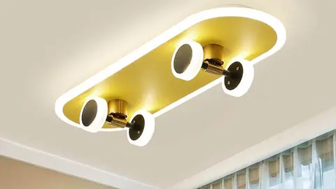 Esta l&aacute;mpara led es un patinete gigante muy cool