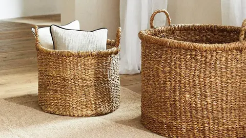 Zara Home guarda con estilo los cojines en una cesta elegante