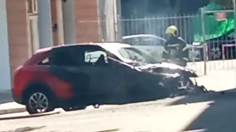 Coche calcinado en la Avenida Arquitecto Jos&eacute; Vargas