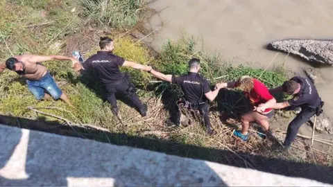 Cadena humana para rescatar a una mujer en el r&iacute;o Guadalquivir