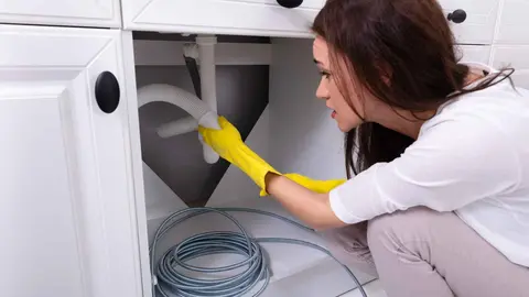 Sayonara atasco en el lavabo: Alcampo completa el kit de limpieza para desatascar el ba&ntilde;o