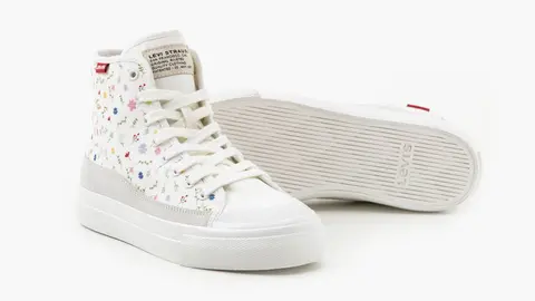 Levi&acute;s fusiona las Converse para arrasar con unas zapatillas-botines que visten con todo outfit