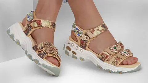 Estas sandalias llenas de pedrer&iacute;a y gemas de Skechers la van a liar