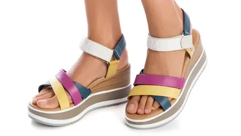 Carmela pisa con fuerza en Xti con sus sandalias m&aacute;s exclusivas: m&aacute;s color y comodidad