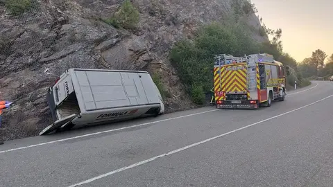Este es el impactante vuelco protagonizado por una furgoneta en plena carretera en Almer&iacute;a