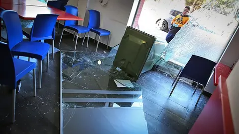 Entra a robar en un bar de Sevilla. Se acaba llevando 8 sillas