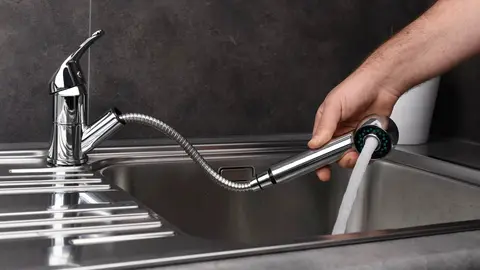 El grifo extra&iacute;ble de Leroy Merlin hace que meterse en la cocina sea m&aacute;s placentero