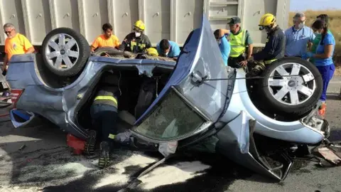 Bomberos actuando en el lugar del accidente en N&iacute;jar (Almer&iacute;a)