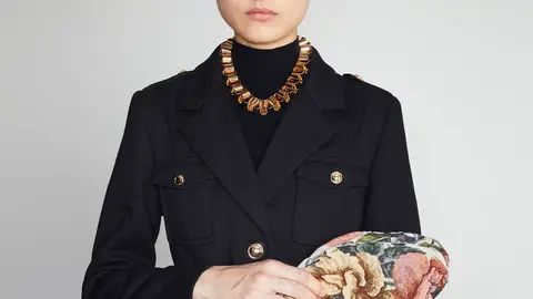 Sfera no pierde el tiempo: su abrigo estilo militar en negro es perfecto para vestir elegante