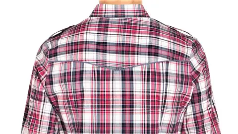 Decathlon imita a Springfield con la camisa de le&ntilde;ador para mujer en rosa y blanco: m&aacute;s suave y larga