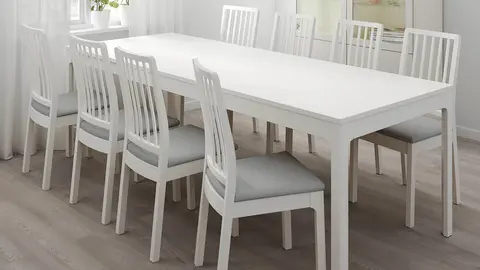 La mesa extensible de Ikea que pega en el sal&oacute;n de muebles blancos y minimalista: 10 comensales
