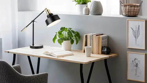 Este flexo de estilo cl&aacute;sico con luz led de Leroy Merlin da aspecto de poder&iacute;o en sal&oacute;n o despacho