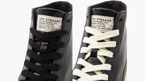 Vuelven las botas negras de Levi&acute;s que puedes llevar con vestidos o vaqueros