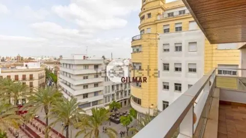 Piso gigante en la Plaza del Arenal