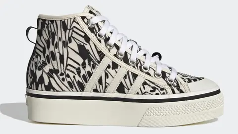 Adidas imita a las cl&aacute;sicas Converse con unas zapatillas de mariposas en estilo desgastado