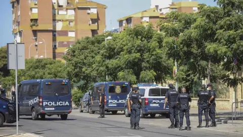 Agentes de la Polic&iacute;a Nacional en las Tres Mil Viviendas