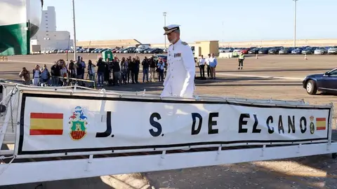 Felipe VI embarcando en la Base Naval de Rota