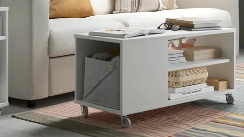 Adi&oacute;s al desorden y todo tirado: La mejor mesa de centro de Ikea (con ruedas) para el sal&oacute;n