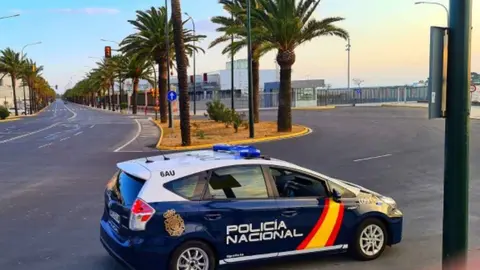 Un coche de la Polic&iacute;a Nacional junto al puente del Odiel de Huelva
