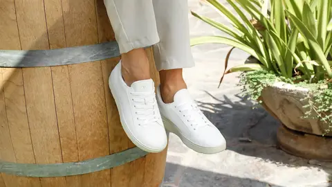 Las primeras zapatillas de moda estilo casual hechos con piel de uva