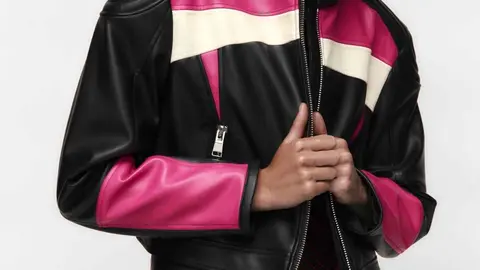 La chaqueta m&aacute;s futurista est&aacute; en Zara: con efecto piel y motera