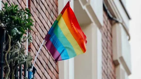 Una bandera LGTBI en un balc&oacute;n
