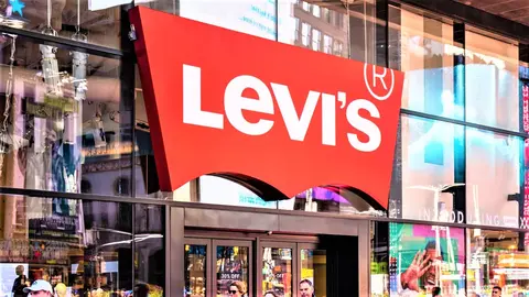 Madame de Rosa se mueve en Instagram con Levi's y sus nuevos pantalones rotos