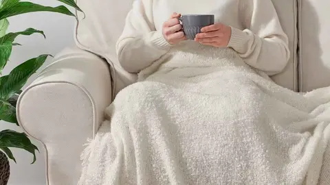 Adi&oacute;s a la piel de gallina en las piernas: Ikea descubre la manta para ver la TV en el sof&aacute;
