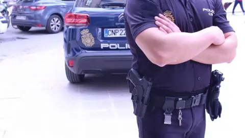 Un agente de la Polic&iacute;a Nacional en una foto de archivo