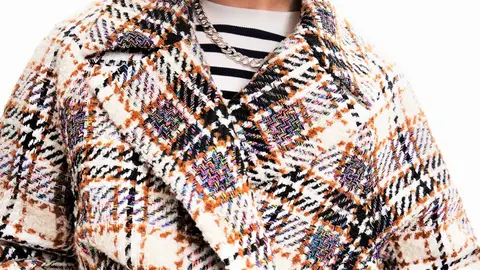 Desigual homenajea a la reina Isabel II con el abrigo estampado Pr&iacute;ncipe de Gales