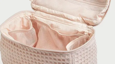 El bolso nuevo de Oysho para viajes: ll&eacute;nalo de perfumes, cremas y pendientes