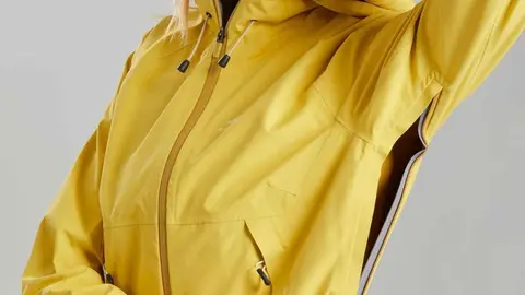 Esta chaqueta de Decathlon (5 colores) dice adi&oacute;s al fr&iacute;o y a la lluvia: repele el agua