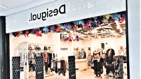 Desigual prepara Halloween: El vestido de Lacroix que llevar&iacute;a Sarah Jessica Parker en Hocus Pocus 2