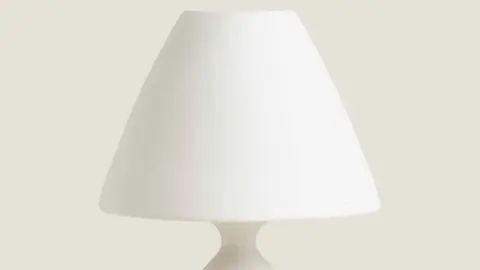 L&aacute;mpara de mesa con base y pantalla de cer&aacute;mica de Zara Home