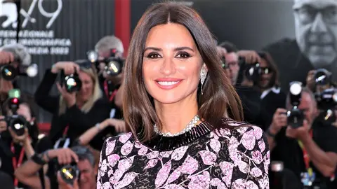 Pen&eacute;lope Cruz y su alianza con Chanel es la ley: El vestido de flores es el rey del oto&ntilde;o