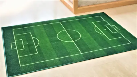 Leroy Merlin convierte la habitaci&oacute;n de los ni&ntilde;os en un campo de f&uacute;tbol: La alfombra que no ves en Ikea
