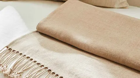 Zara Home cambia tu sal&oacute;n a un estilo m&aacute;s elegante: una manta para sof&aacute; de chenilla en tonos diferentes