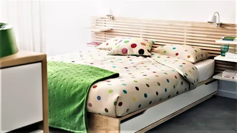 Como la cubierta de un barco: la cama de Ikea con mesita de noche con la que ganas espacio