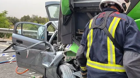As&iacute; ha sido el impactante choque entre un autob&uacute;s y un coche en Motril. Una persona muerta
